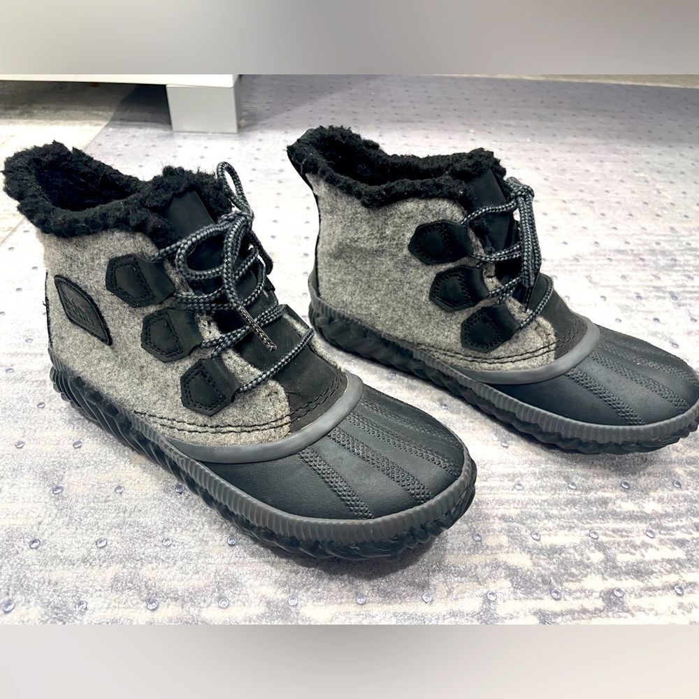 Sorel Out ‘n’ About Plus Black and Gray Women’s Waterproof Boots - Size 7
